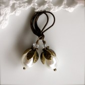 A Woodland Vintage Style Swarovski Crystal Glass Pearls Earrings.