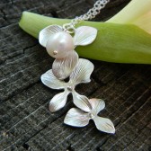 Orchid pearl necklace
