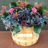 blue hyndrangea with roses centerpiece