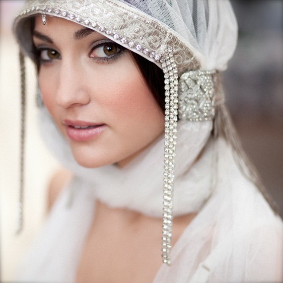 The antique rhinestone drop above the eyes Gorgeous bridal veil 