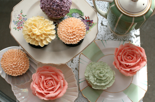  perfect bridal shower centerpieces we recommend these flower cupcakes