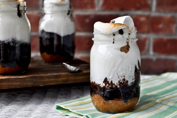 This yummy cake in a jar will make a unique wedding favor your guests will