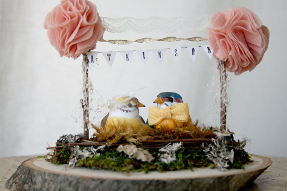 These cupcake toppers will coordinate perfectly with this rustic cake topper