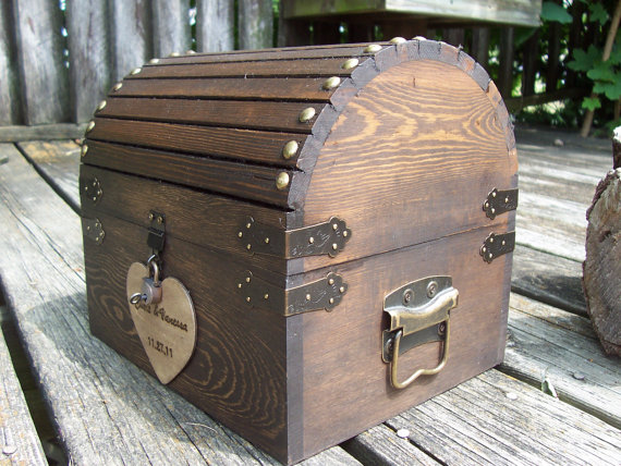 This wood chest card box features decorative hardware and a padlock for 