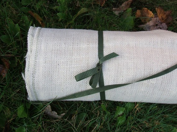 Highlight your rustic wedding theme at the ceremony by distributing burlap