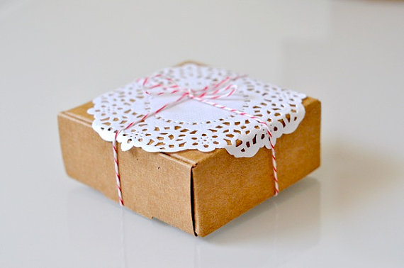 Today we'll show you how to decorate wedding favors with handmade wedding 