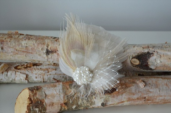 This bridal fascinator is named Romance and combines beautiful ivory 
