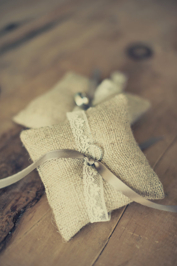 7 Unique Ring Pillow Styles We Love Right Now Emmaline Bride™