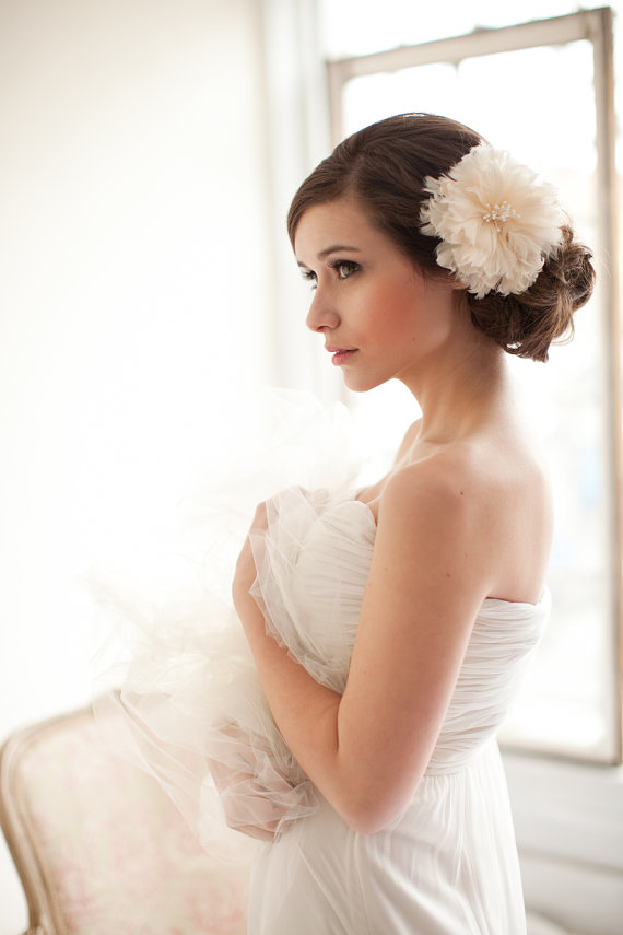 Veil Alternatives - 12 Ways to Wear 'Em (via EmmalineBride.com, veil alternative by Melinda Rose Design, photo by Atlas & Elia Photography) #handmade #wedding #veil