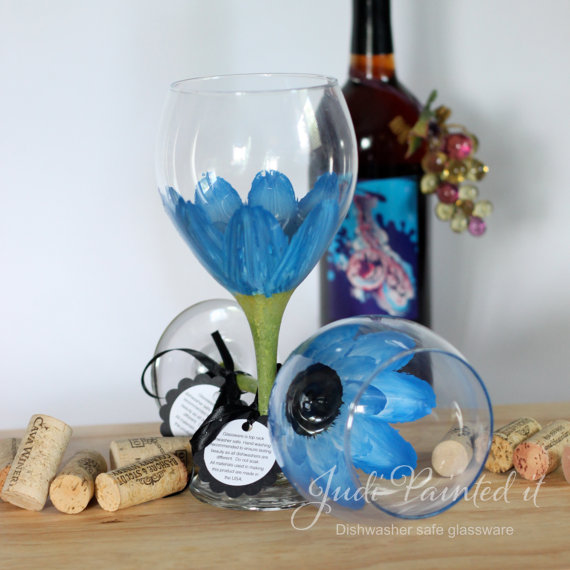 true blue daisy wine glass