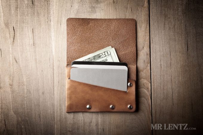 Leather wallets groomsmen will love as gifts! By Mr. Lentz | https://emmalinebride.com/gifts/leather-wallets-groomsmen-gifts/