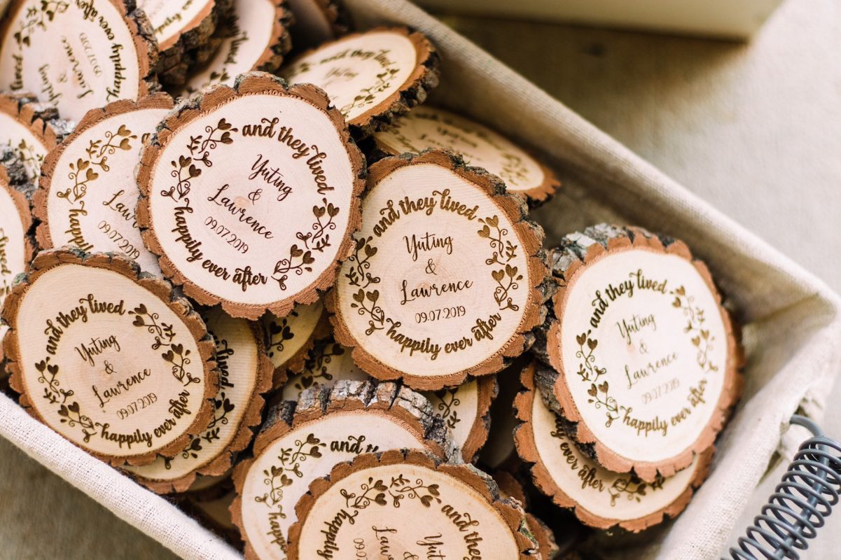 Wood Slice Magnet Favors Emmaline Bride Wedding Blog 7546