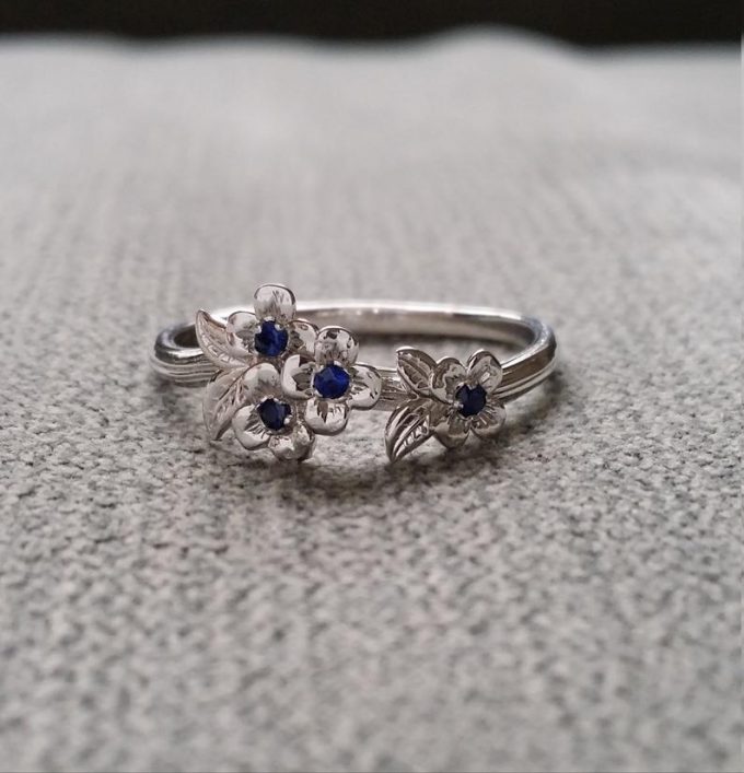 blue sapphire ring white gold