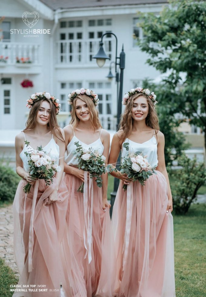 does the bride pay for the bridesmaids dresses
