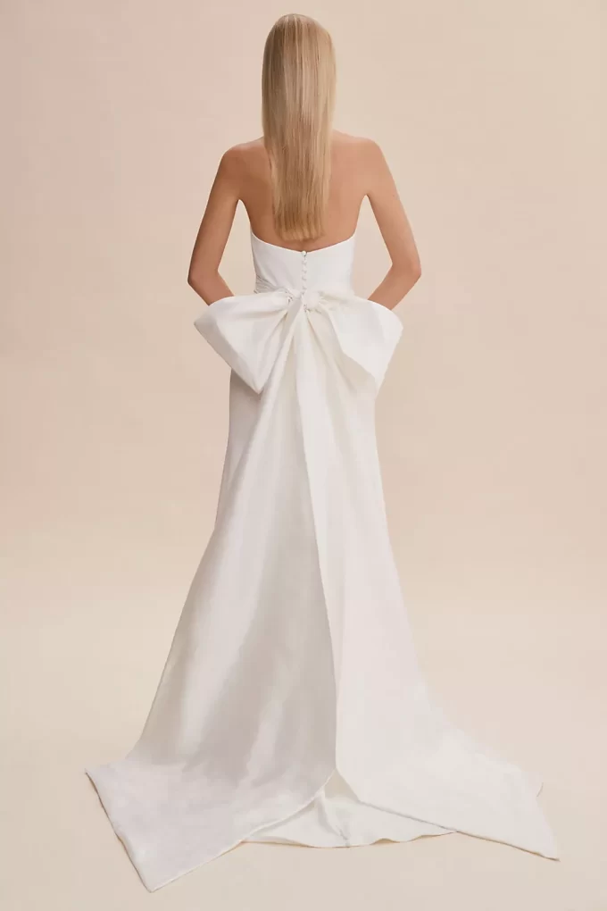 How to Add a Bow to a Wedding Dress How to Add a Bow to a Wedding Dress