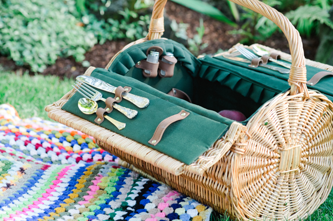picnic basket| Photo: White Ivory Photography | via https://emmalinebride.com/real-weddings/hipster-engagement-session-what-does-one-look-like/