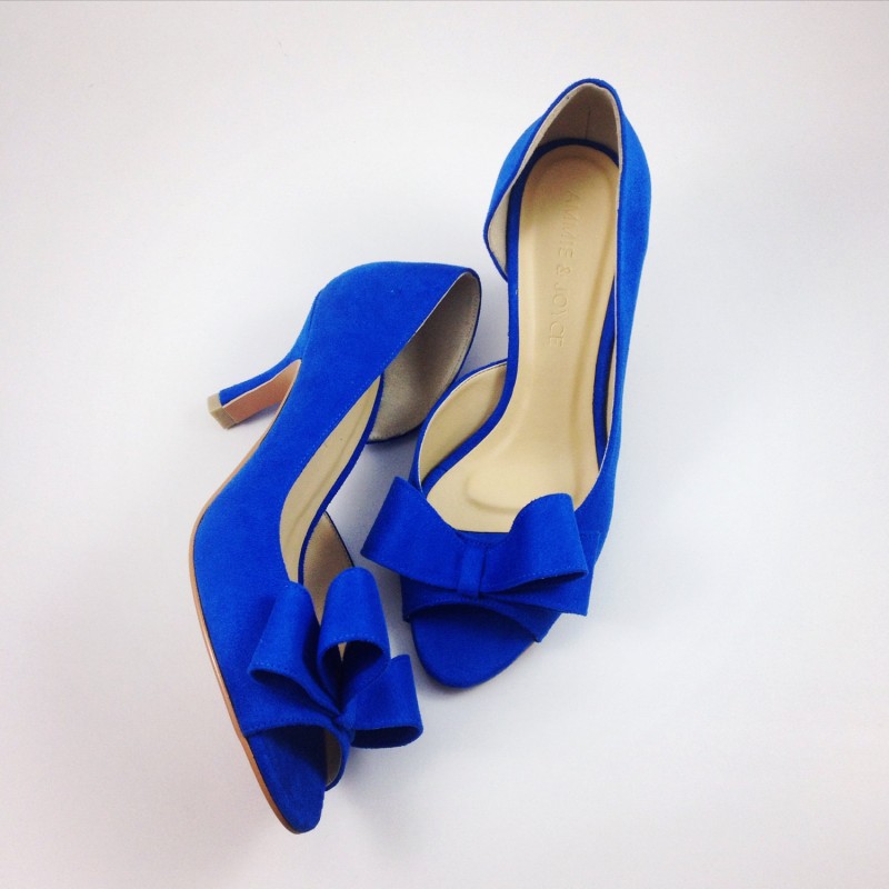 cobalt blue heels | via 31 Best Handmade Wedding Shoes https://emmalinebride.com/bride/handmade-wedding-shoes/