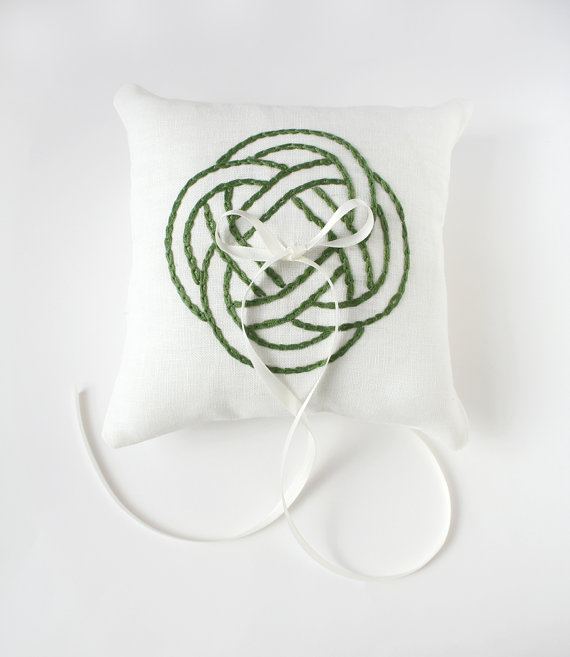 green celtic knot ring pillow via 8 Chic Linen Ring Pillows