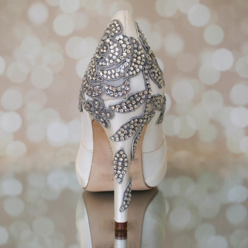 ivory and rhinestone heels | via 31 Best Handmade Wedding Shoes https://emmalinebride.com/bride/handmade-wedding-shoes/