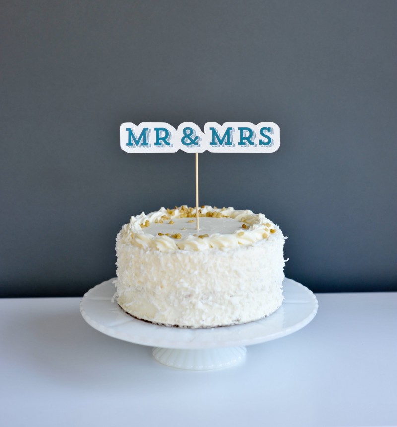 mr and mrs wedding cake topper | Fun Wedding Photo Props | https://emmalinebride.com/decor/fun-wedding-photo-props/