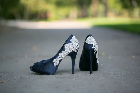 navy wedding shoes for bride | via http://emmalinebride.com/bride/wedding-shoes-for-bride/