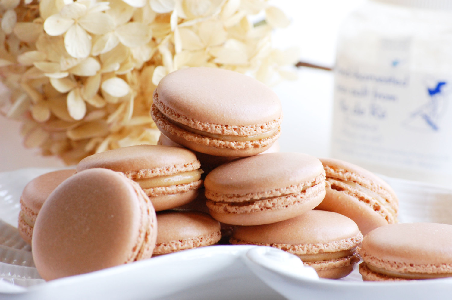 salted caramel macarons | via 7 Things to Know About Giving Macaron Favors https://emmalinebride.com/favors/giving-macaron-favors/