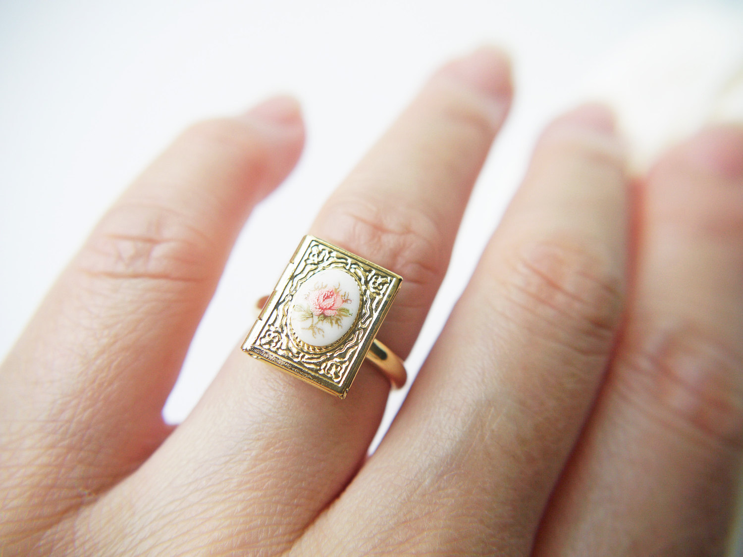 Vintage Locket Ring | Emmaline Bride Wedding Blog